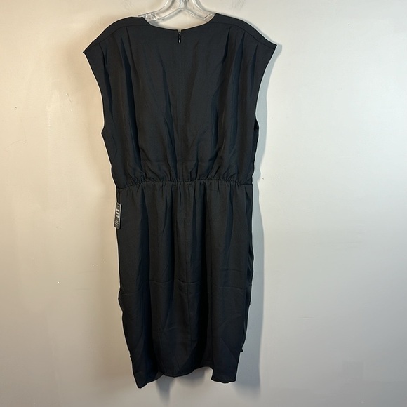 NWT Express V-Neck Faux Wrap Pleated Sheath Dress Black Size L - Picture 5 of 14